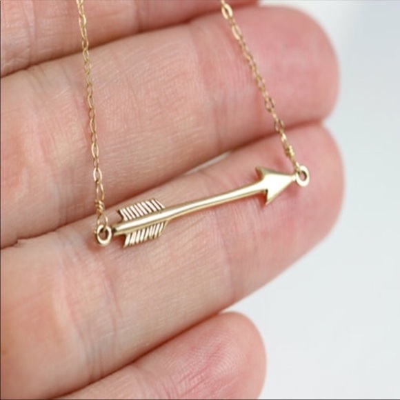 Gold arrow necklace - Picture 2 of 5